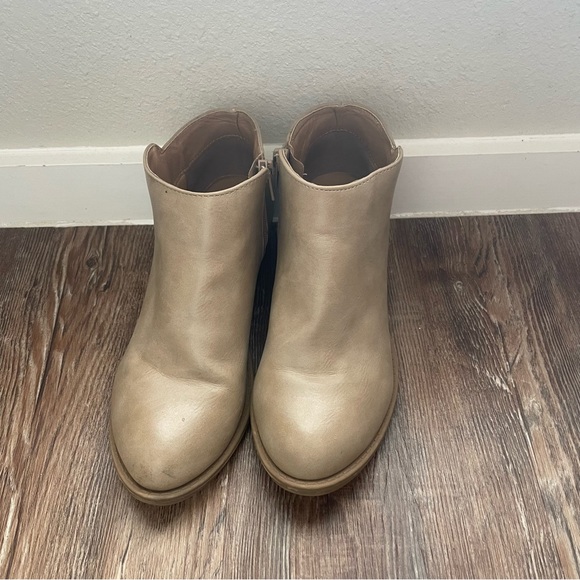 Soda Women's Mug Round Toe Tan Faux Leather Western Ankle Bootie shoes Size 6.5 - Picture 2 of 11